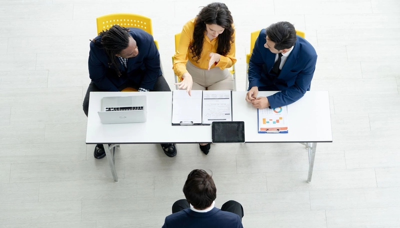 In cases needing to optimize costs, businesses should choose a Recruiter.
